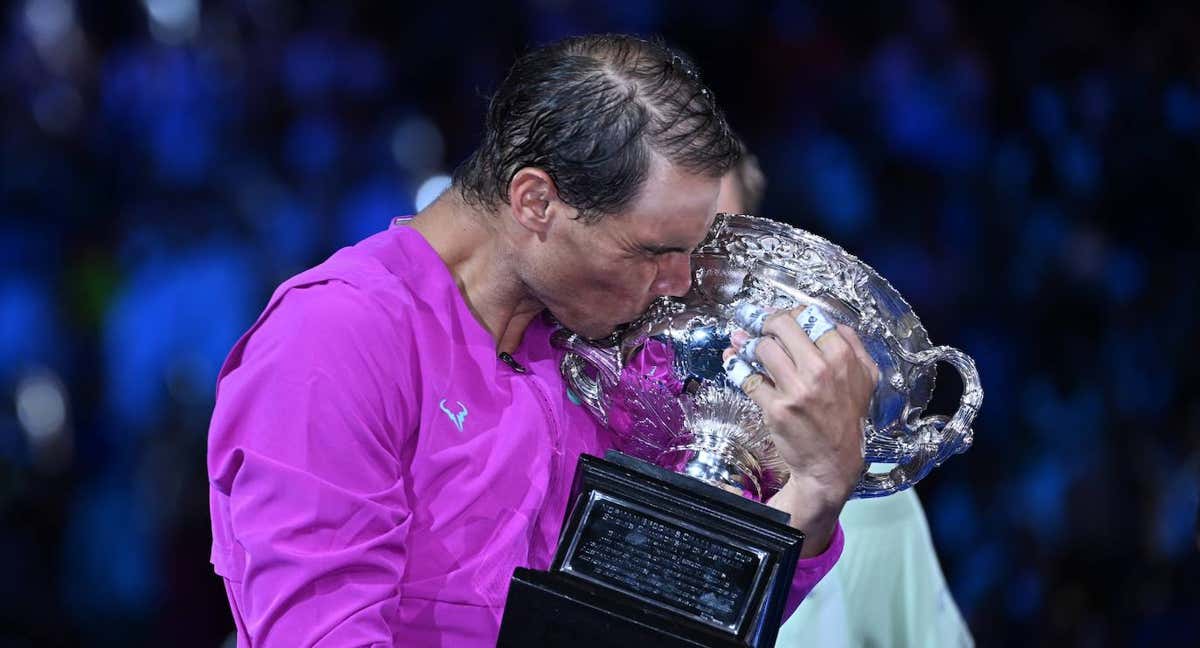 Nadal besa la copa del Abierto de Australia tras la histórica final ante Daniil Medvedev. /EFE/EPA/DEAN LEWINS