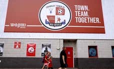 El presidente del Crawley Town, del mundo 'crypto', echa al entrenador y se pone al mando del equipo