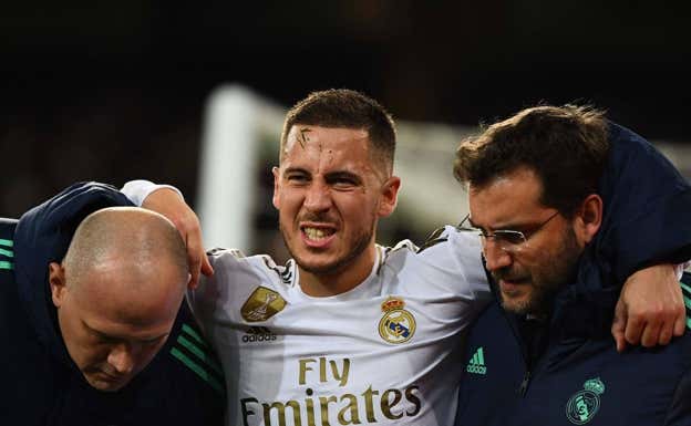 Eden Hazard, retirándose tras sufrir la lesión contra el PSG, en 2019.  AFP