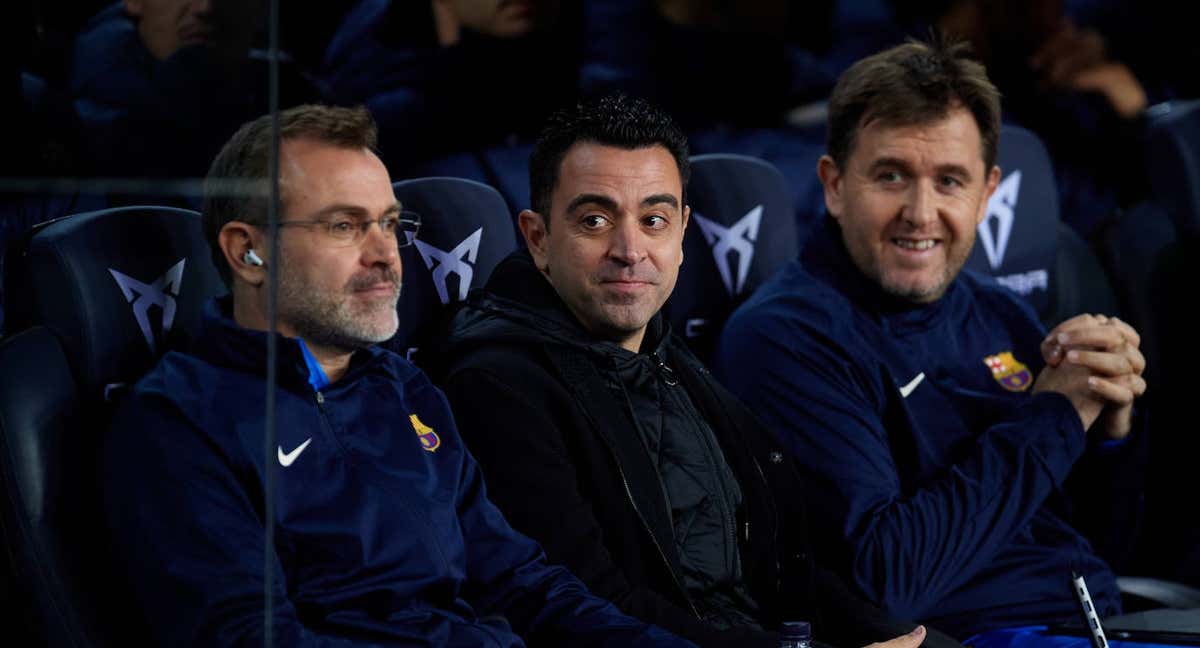 Xavi, junto a sus dos ayudantes, Óscar Hernández y Sergio Alegre/GETTY