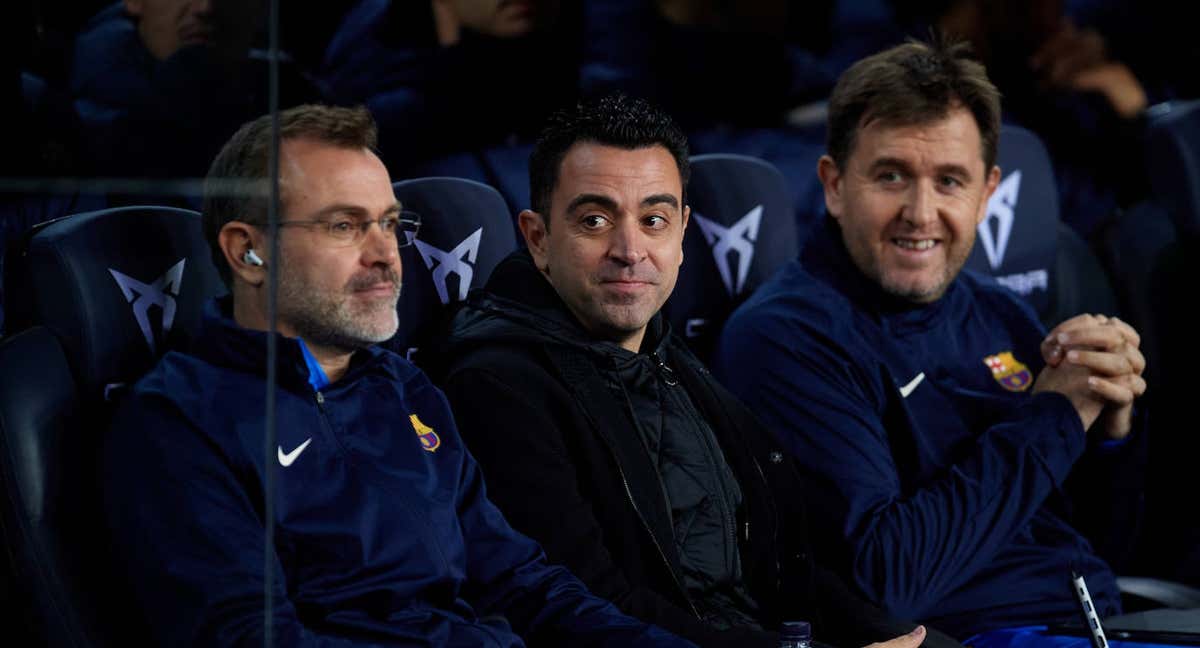 Xavi, junto a sus dos ayudantes, Óscar Hernández y Sergio Alegre
