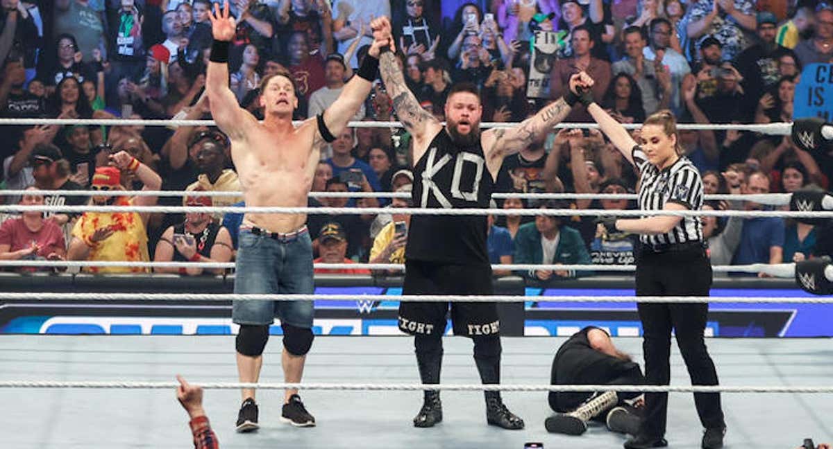 John Cena y Kevin Owens celebran su victoria en SmackDown.