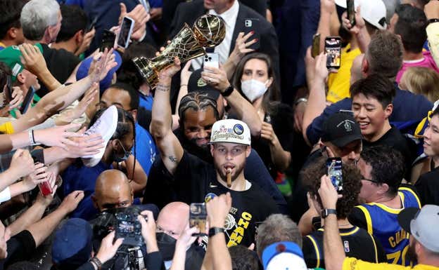 Curry, con el título de campeón de la NBA. EFE
