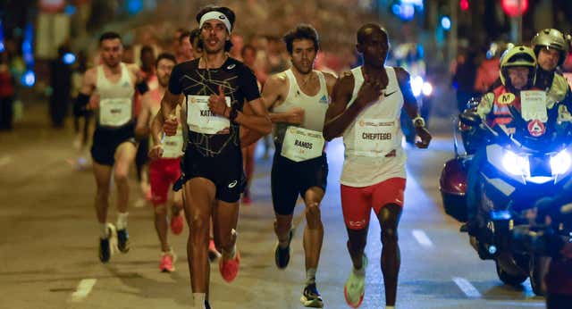 Cheptegei impone su ley en la San Silvestre Vallecana ganando el duelo a Mo Katir