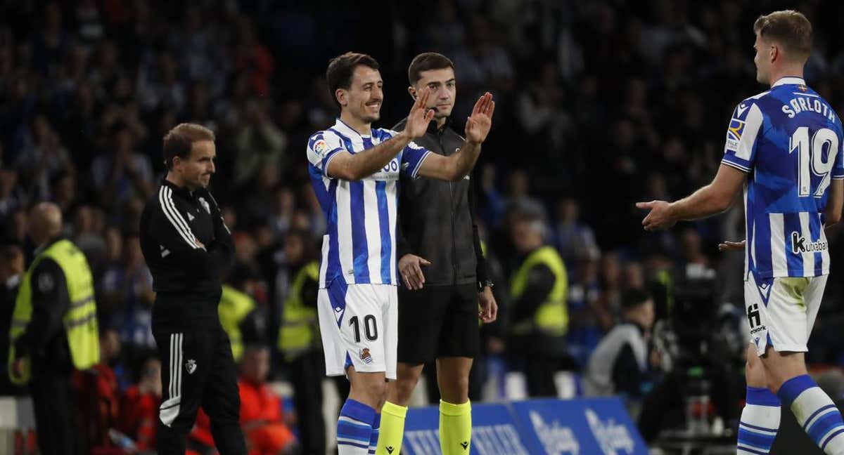 Mikel Oyarzabal espera la salida de Sorloth para saltar al terreno de juego.