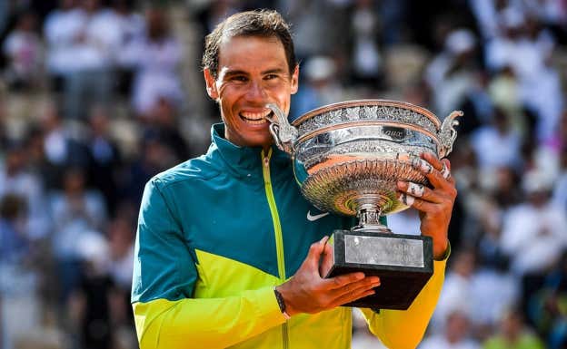 Nadal, con el título de Roland Garros. EFE