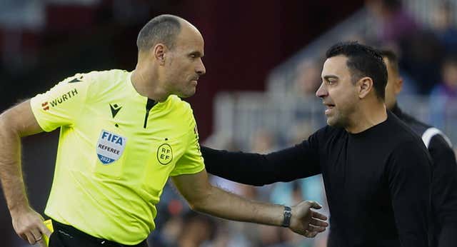 Xavi: «A Mateu se le ha descontrolado el partido, pero el empate es culpa nuestra»