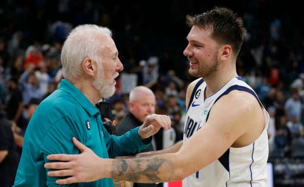 Luka Doncic saluda a Gregg Popovich tras el partido entre Mavs y Spurs. Afp