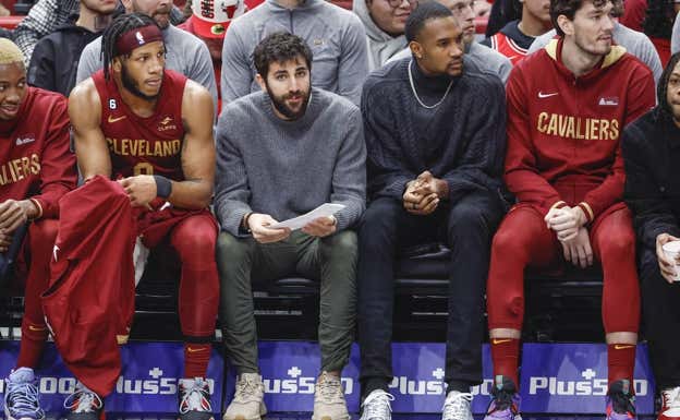 Ricky Rubio en el banquillo con sus compañeros de los Cavaliers. Efe