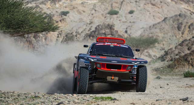 El comienzo inmejorable de 2023 para Carlos Sainz: victoria y liderato en el Rally Dakar