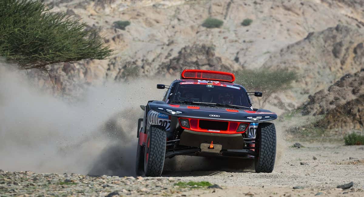 Carlos Sainz y Lucas Cruz, en acción en el Rally Dakar 2023.