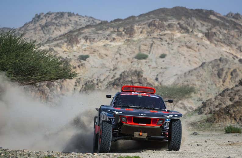 El comienzo inmejorable de 2023 para Carlos Sainz: victoria y liderato en el Rally Dakar