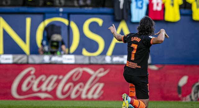 Cavani rompe registros pero mantiene su gafe