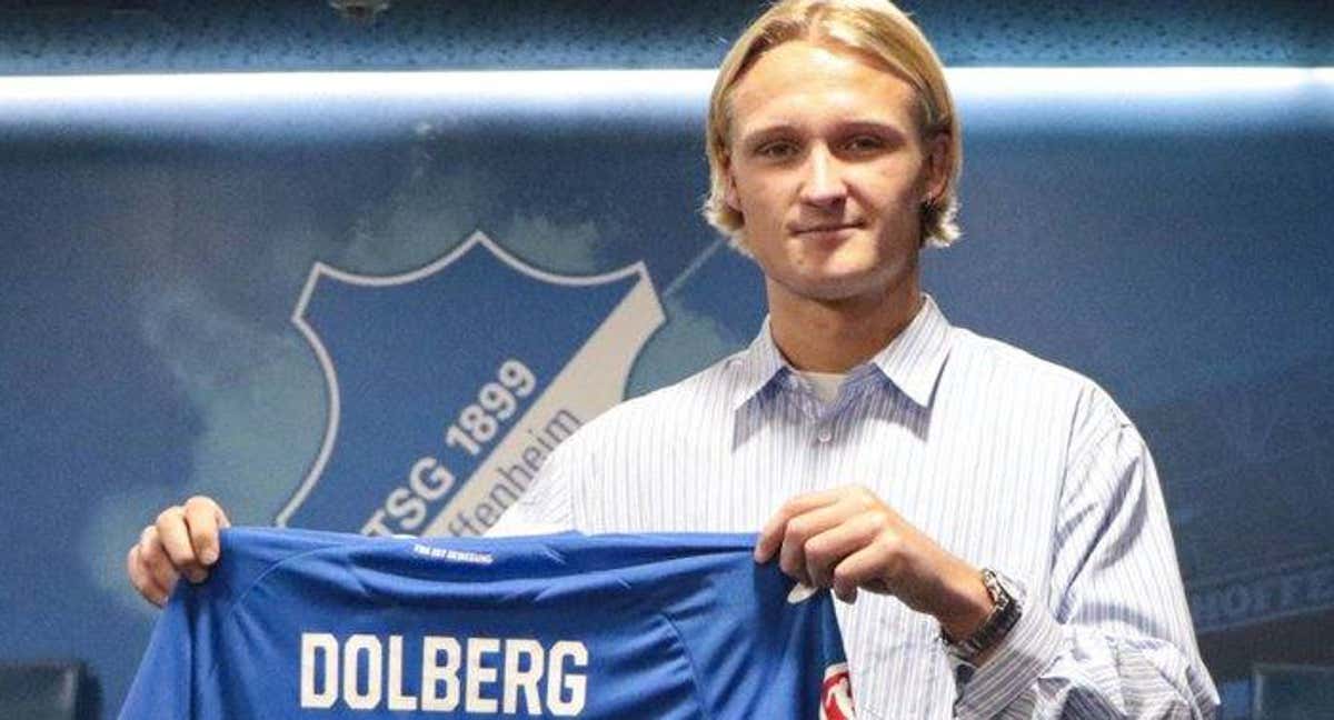 Dolberg posa con la camiseta del Hoffenheim./TSGH