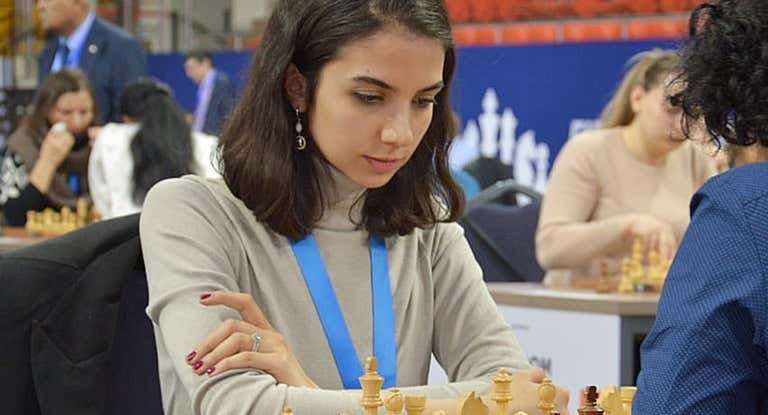 Sara Khadem ha jugado el Mundial de ajedrez sin el hiyab obligatorio por el régimen iraní.
