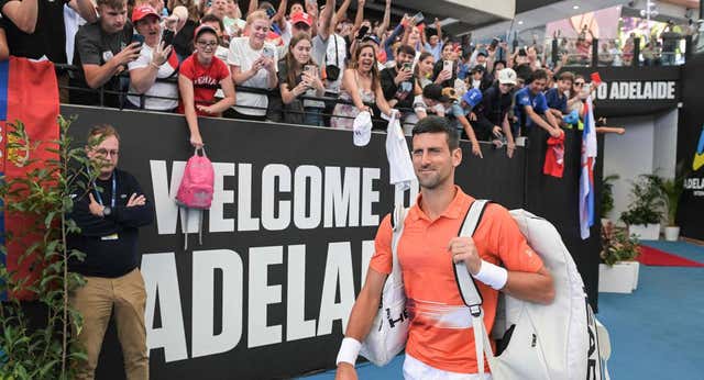 Djokovic se da un baño de masas en su vuelta a Australia tras su polémica por las vacunas