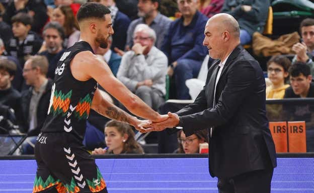 Jaume Ponsarnau saluda a un jugador del Surne Bilbao.  EFE