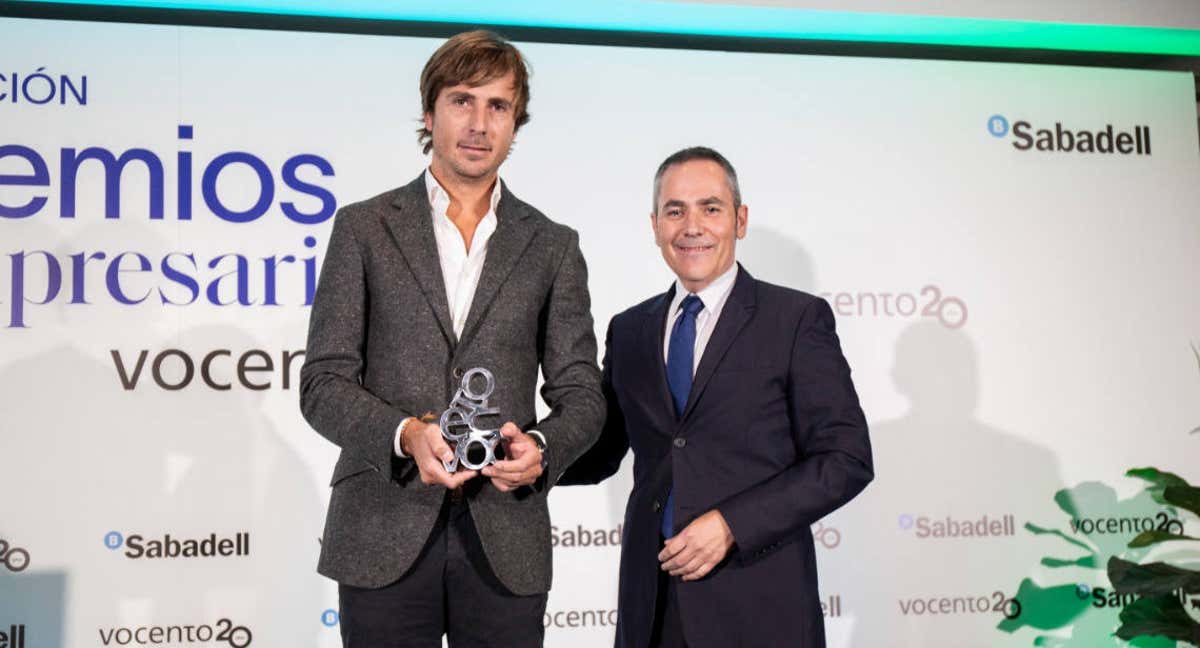 Pablo Carro recibiendo el Premio Vocento a la Start-up de año. /VOCENTO