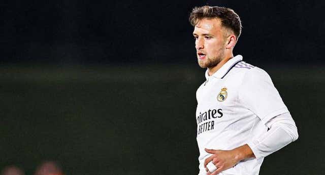 El Real Madrid asegura el futuro de su zaga: Carrillo, renovado hasta el 2025