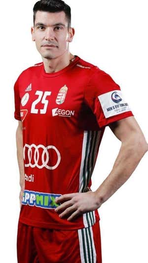 Pedro Rodríguez, con la camiseta de Hungría.  Relevo