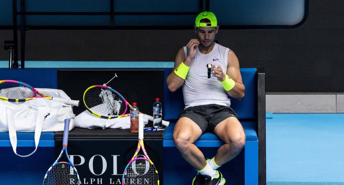 Rafa Nadal descansa durante su primer entrenamiento en la Rod Laver Arena.