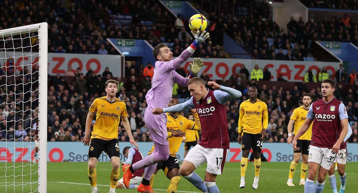 Jose Sa se dispone a atrapar un balón en el Aston Villa-Wolves. /AFP