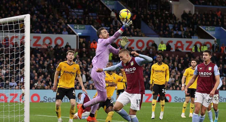 Jose Sa se dispone a atrapar un balón en el Aston Villa-Wolves.