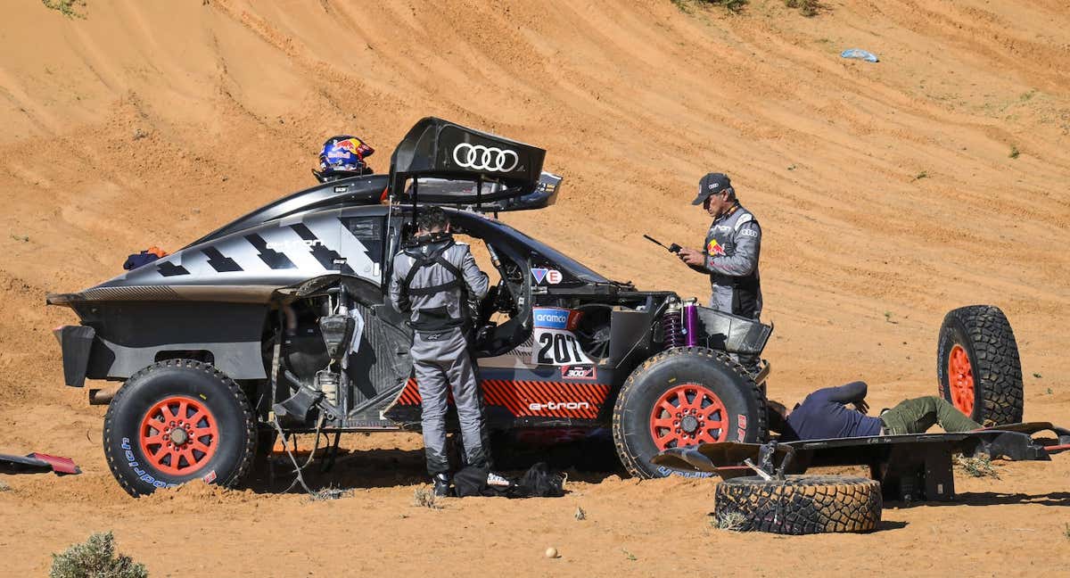 Carlos Sainz en el momento de su accidente en el Dakar./A.S.O./E.Vargiolu/DPPI