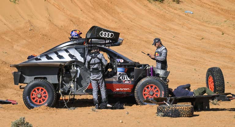 Carlos Sainz en el momento de su accidente en el Dakar.