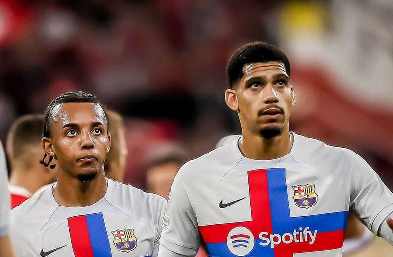 Araujo - Koundé, los dos muros de Xavi que buscan encontrarse
