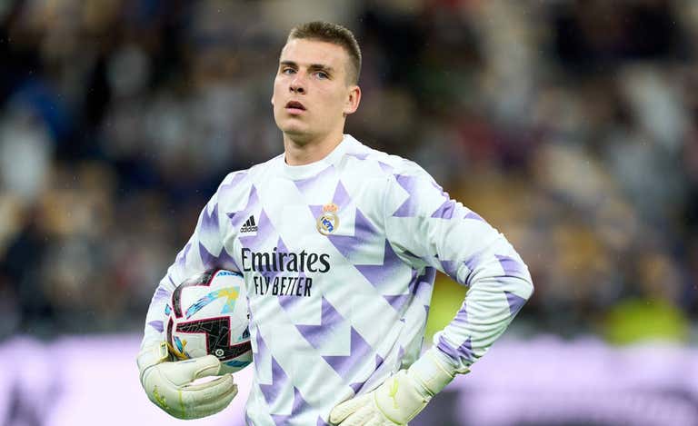 Lunin, durante un calentamiento con el Real Madrid.
