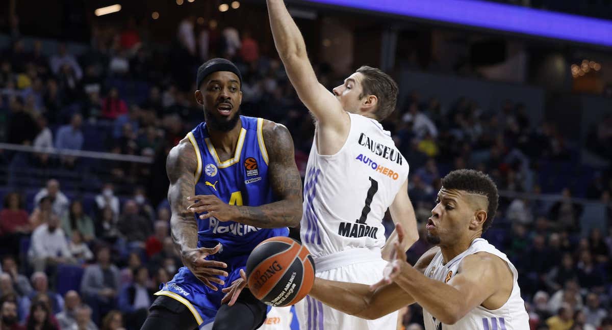 Un momento del partido en el que Causeur y Tavares frenan a Lorenzo Brown. /EFE