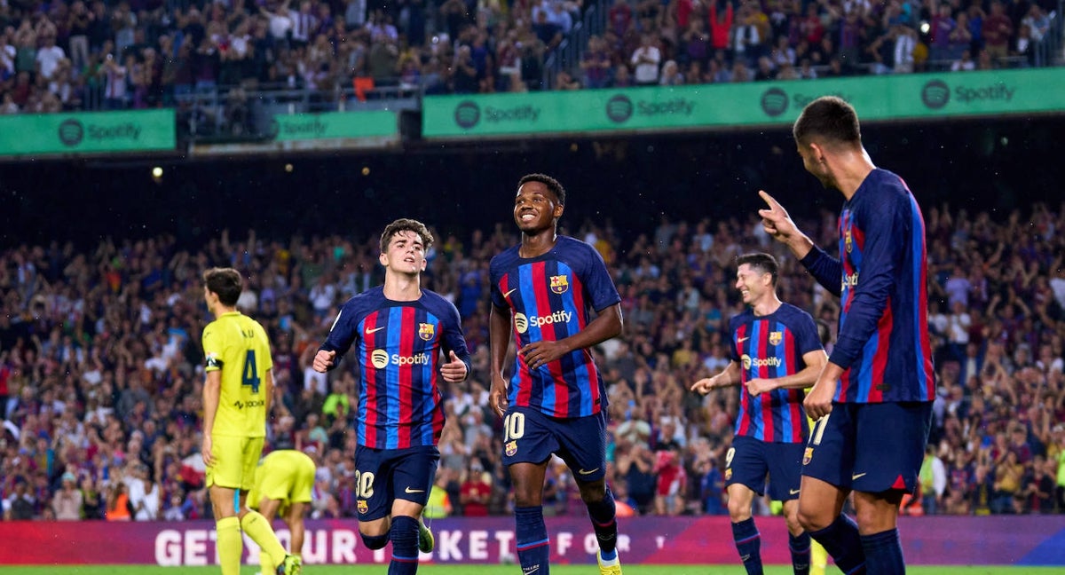 Ansu Fati y Ferran Torres celebrando un gol