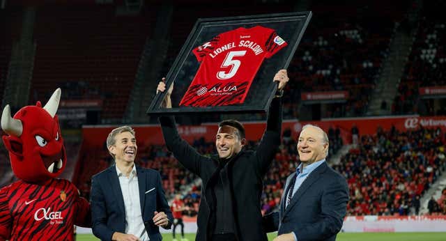 El cariño de Mallorca, último homenaje a Scaloni