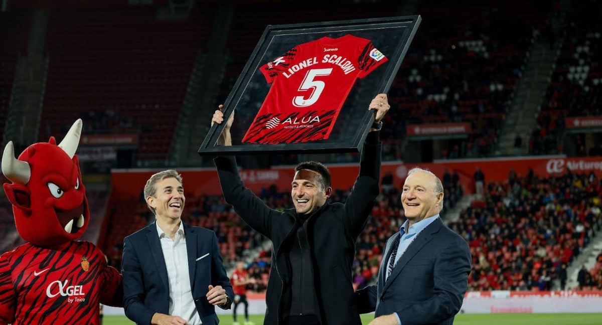 Scaloni recibe una camiseta del Mallorca con su nombre.