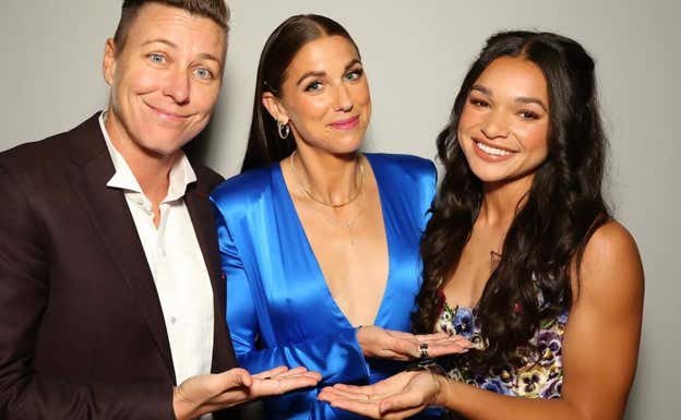 Abby Wambach, Alex Morgan y Sophia Smith, en una gala de premios.  SOPHIA SMITH