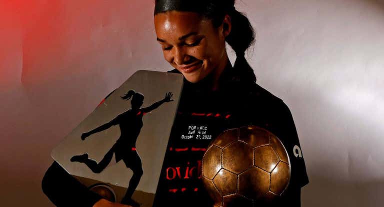 Sophia Smith con los premios de MVP de la Liga de EE. UU. y máxima goleadora del año con la Selección.