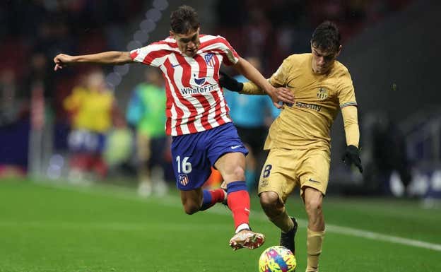 Molina, con Pedri en un momento del partido.  AFP