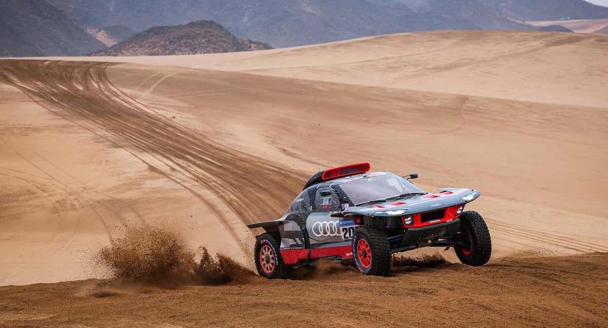 Carlos Sainz y Lucas Cruz, en el Rally Dakar 2023. /Audi Sport