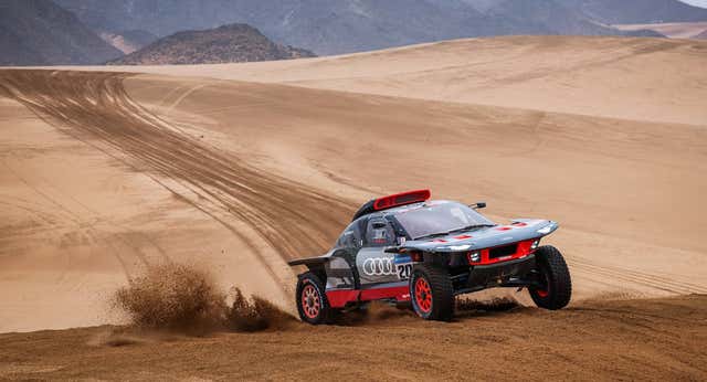 Una sanción por velocidad arrebata la victoria a Carlos Sainz en la octava etapa del Dakar