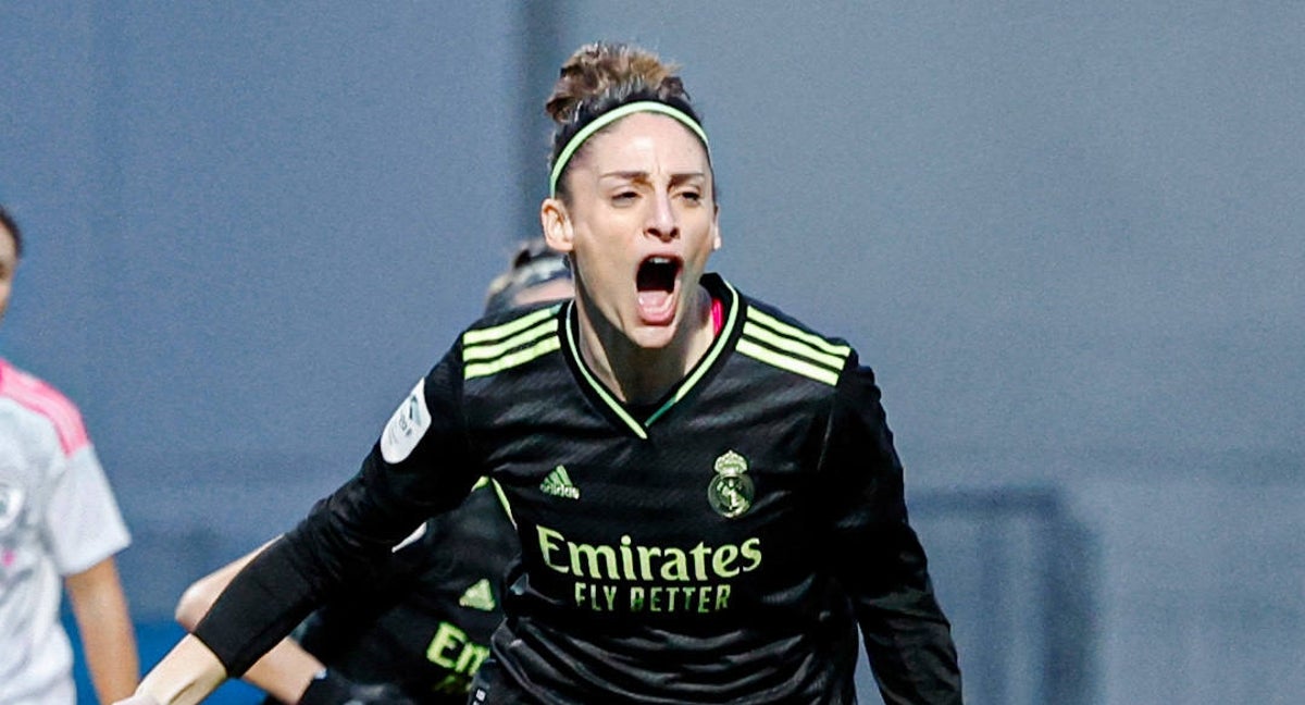 Esther, delantera del Real Madrid, celebra su gol ante el Madrid CFF en la Liga F.