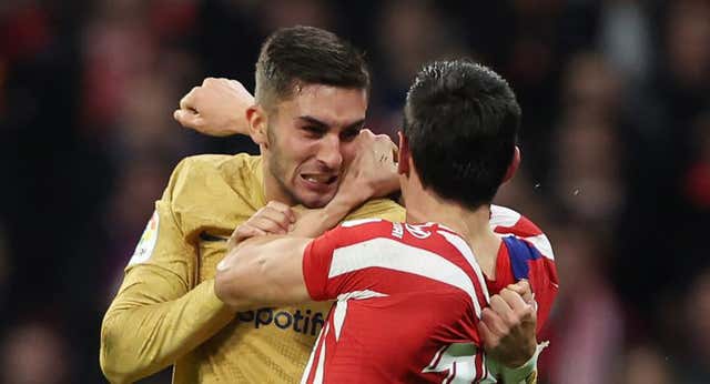 La lucha libre entre Savic y Ferran Torres que acabó con los dos expulsados