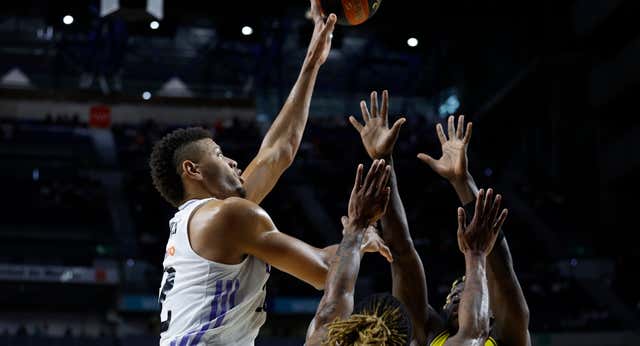 Tavares y Poirier arrollan al Gran Canaria para mantener el liderato en Liga Endesa