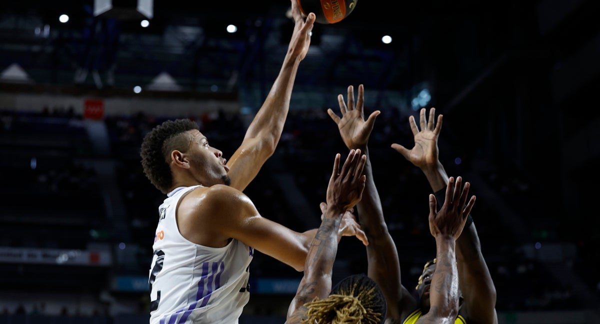 EDY TAVARES ANOTA ANTE LA DEFENSA DEL GRAN CANARIA.