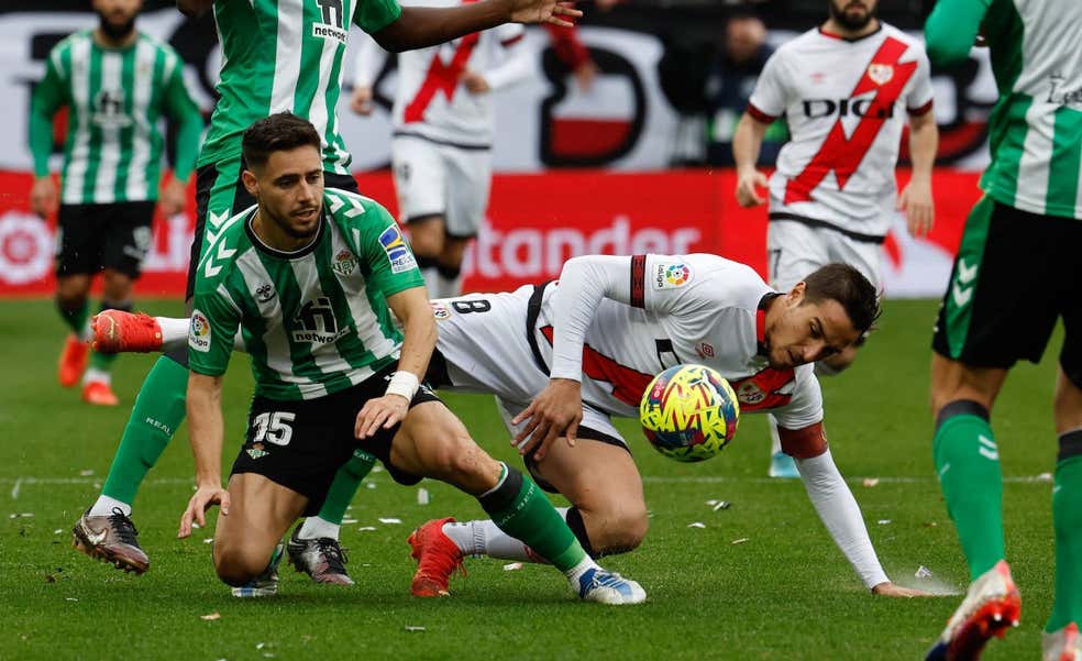 Álex Moreno no viaja a la Supercopa y el Betis ultima su venta al Aston Villa