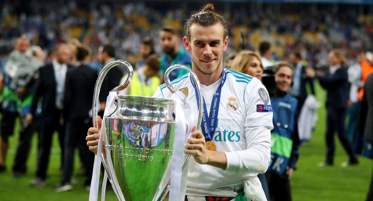 Bale posa con el trofeo de la Champions League./REUTERS