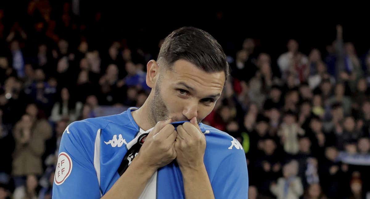 Lucas Pérez se besa el escudo durante su presentación con el Dépor.