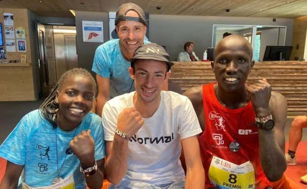 Esther Chesang, a la izquierda, posa junto a Kilian Jornet (de blanco) y Octavio Pérez (arriba, de azul) con las pulseras solidarias de Sky Runners Kenya.  BIEL RAFOLS