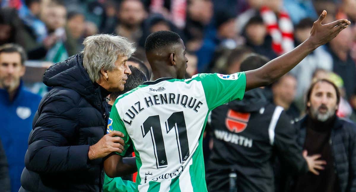 Pellegrini dialoga con el brasileño Luiz Henrique./EFE