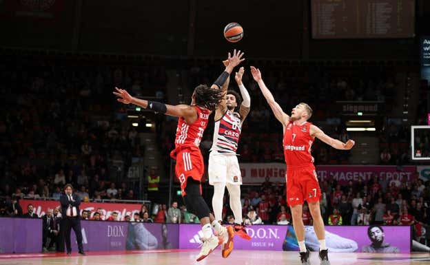 Markus Howard lanza a canasta en el partido ante el Bayern de Múnich.  TWITTER BASKONIA